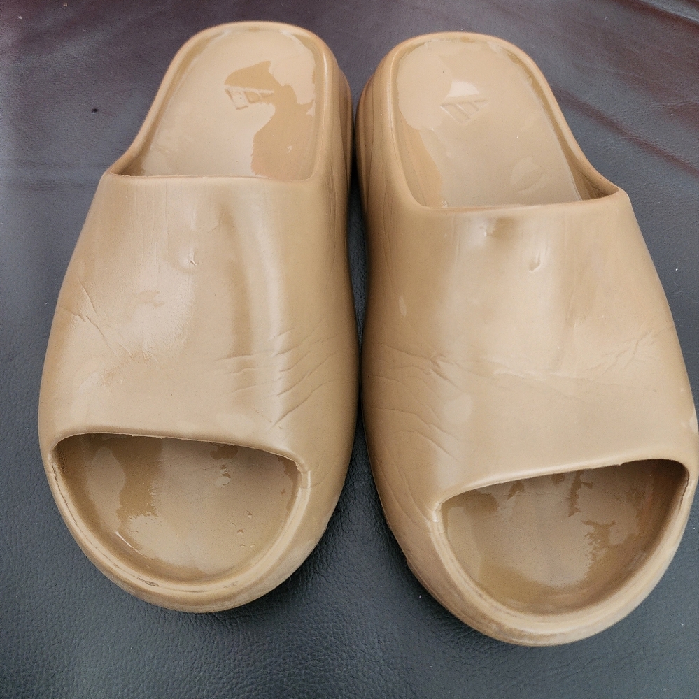 YEEZY SLIDES